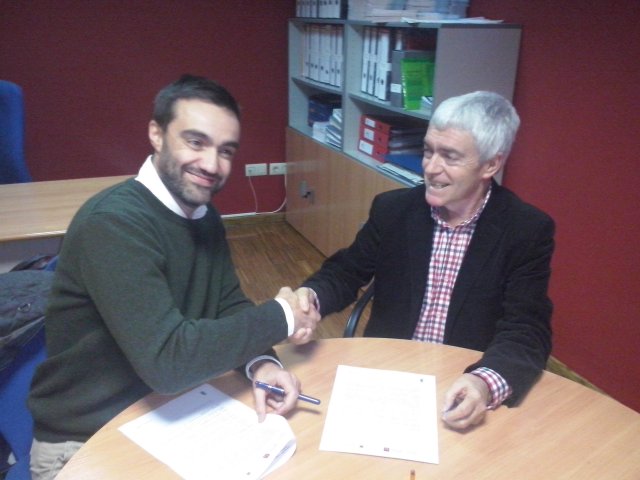 Manel Fernández e o director de mercadotecnia de Pizza Móvil, Jorge Pallarés, firman o convenio de colaboración. 19.12.13